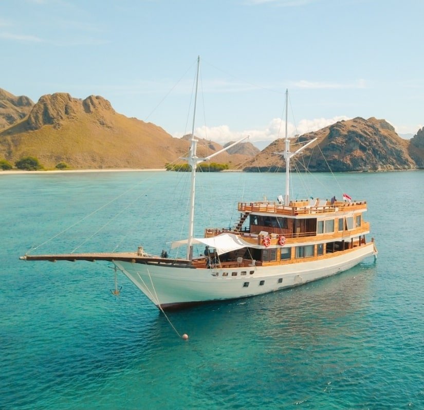 kapal besar wisata labuan bajo