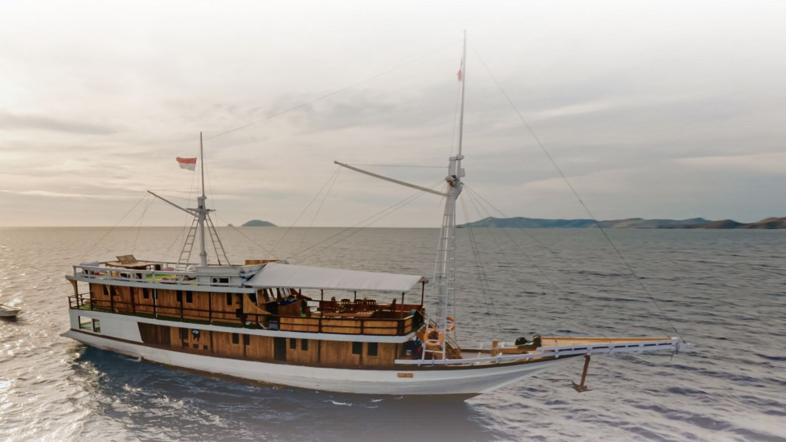 kapal pinisi hatira hela labuan bajo