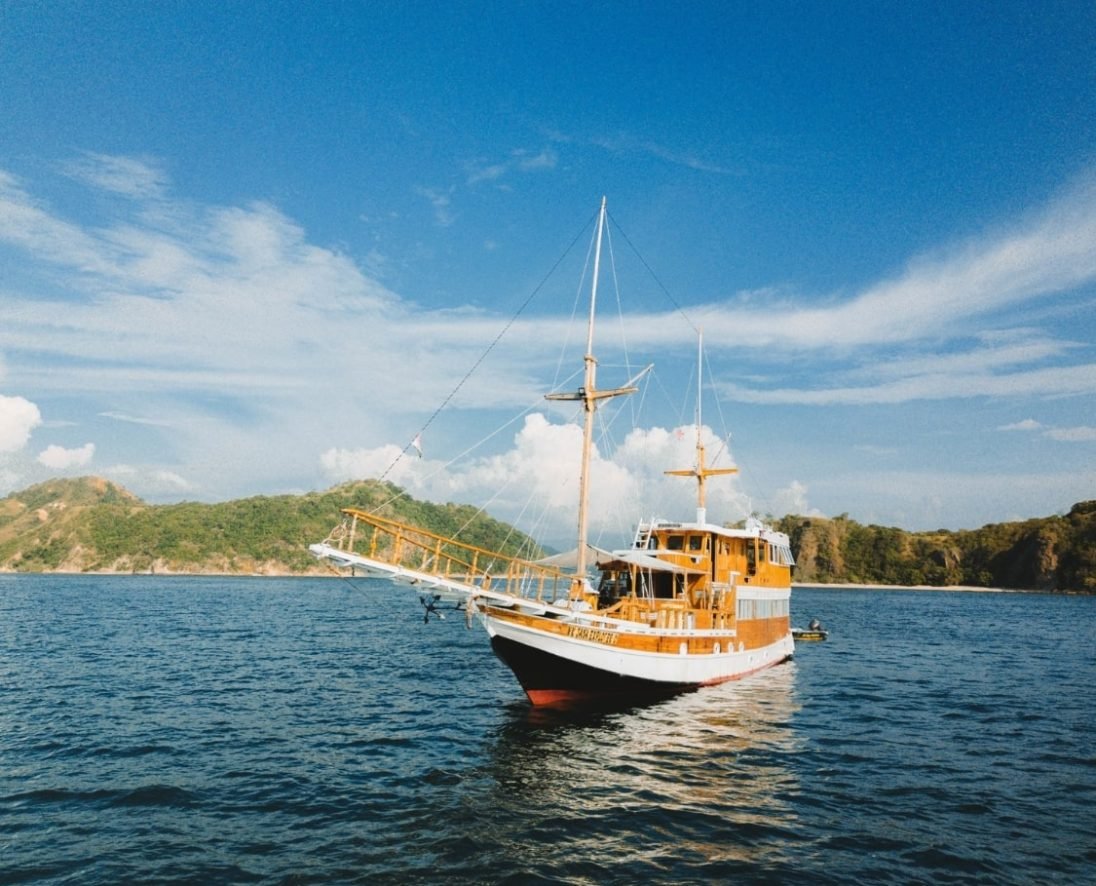 kapal pinisi nk jaya 1 labuan bajo