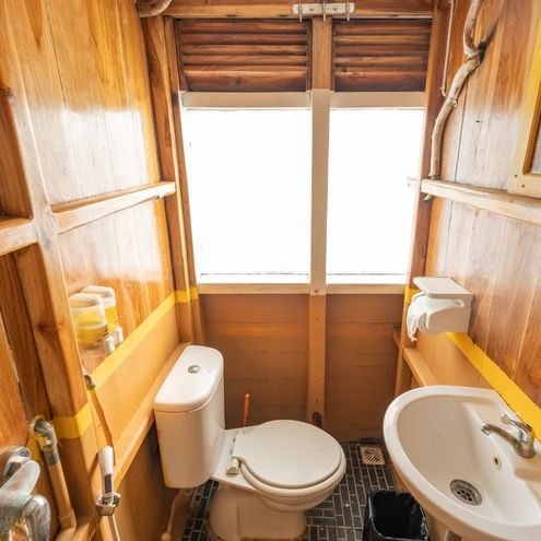 toilet kapal pinisi nk jaya 1 labuan bajo