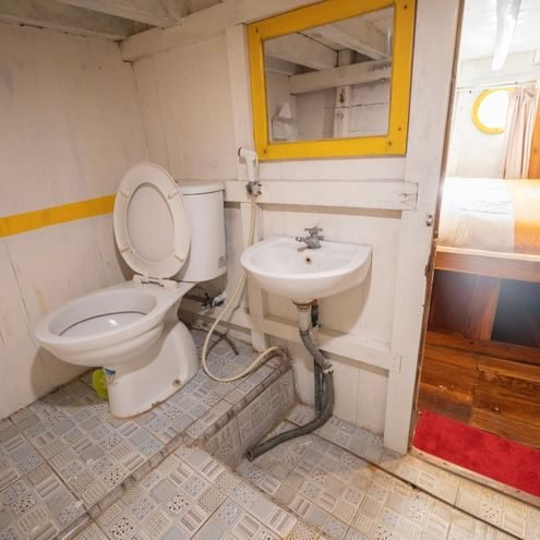 toilet kapal pinisi nk jaya 1 labuan bajo