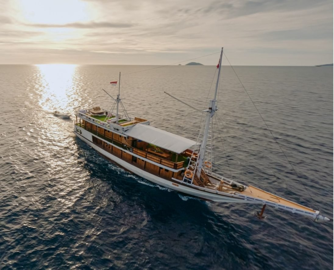 kapal pinisi hatira hela wisata labuan bajo